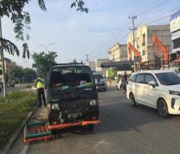 Petugas Satlantas Polresta Pekanbaru olah TKP di Jalan SM Amin Pekanbaru.